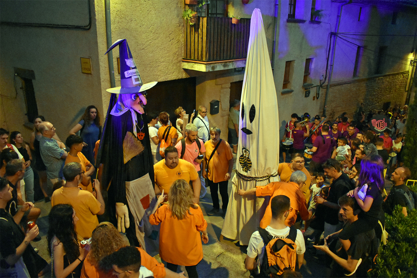 Trobada del Fantasma del Castell i la Bruixa Esguerrada al carrer Major del Poble Vell durant la Trapellada de la Festa Major de SÃºria 2024.
