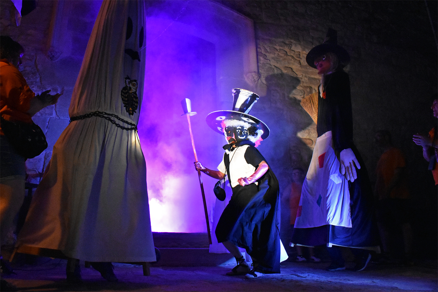 ApariciÃ³ del Follet al davant de l'EsglÃ©sia del Roser durant la Trapellada de la Festa Major de SÃºria 2024.