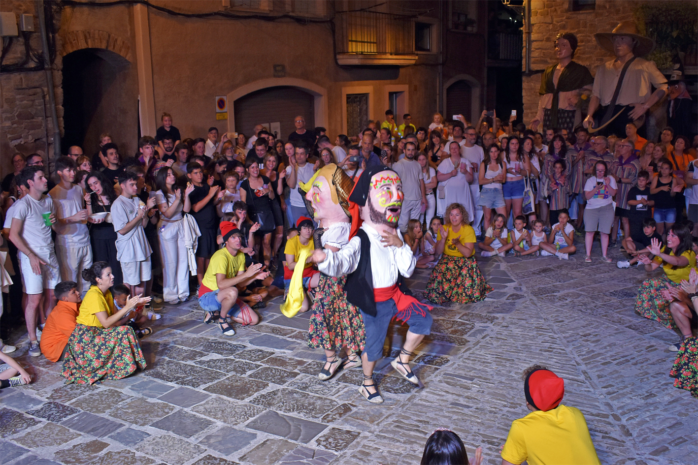 Ball dels capgrossos del Jordi i la Laia del Foment Cultural a la plaÃ§a Major del Poble Vell durant la Trapellada de la Festa Major de SÃºria 2024.