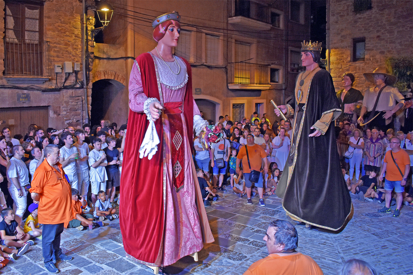 Ball dels gegants Roser i CristÃ²fol amb els Geganters i Grallers del Poble Vell a la plaÃ§a Major del Poble Vell durant la Trapellada de la Festa Major de SÃºria 2024.