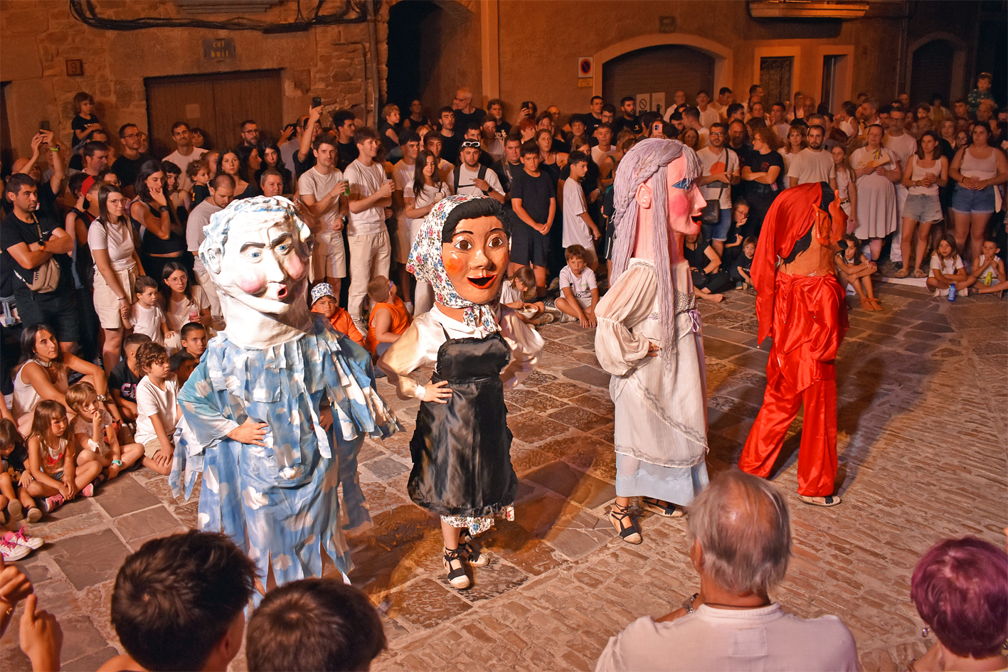 Ball dels Capgrossos de Sant Joan a la plaÃ§a Major del Poble Vell durant la Trapellada de la Festa Major de SÃºria 2024.