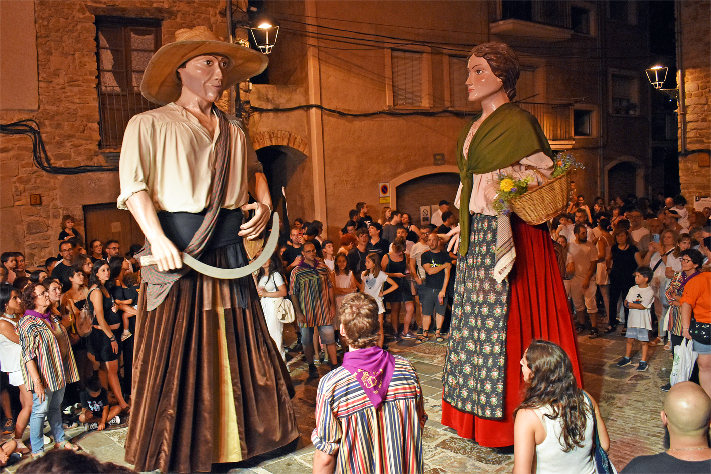 Ball dels gegants CiÃ³ i Ton dels Geganters del Gorg de l'Olla a la plaÃ§a Major del Poble Vell durant la Trapellada de la Festa Major de SÃºria 2024.