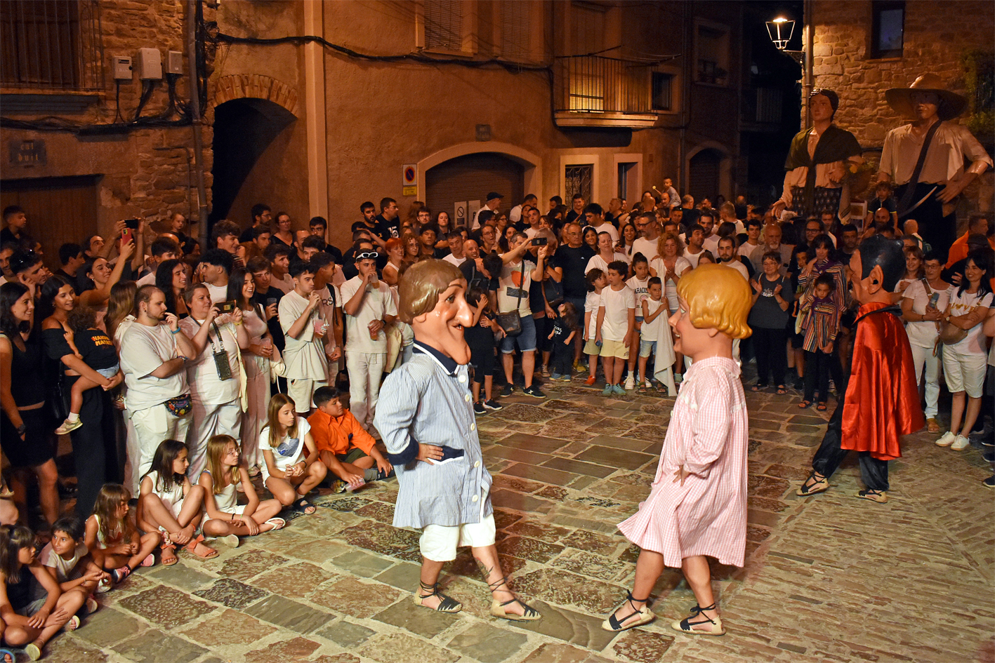 Ball dels Capgrossos de Sant Jaume a la plaÃ§a Major del Poble Vell durant la Trapellada de la Festa Major de SÃºria 2024.
