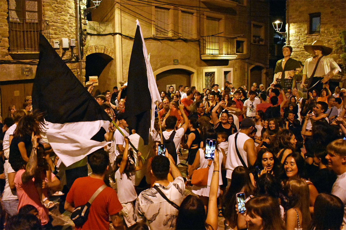 Les banderes dels Bancs i els Negres, desprÃ©s de la reconciliacio, a la plaÃ§a Major del Poble Vell durant la Trapellada de la Festa Major de SÃºria 2024.