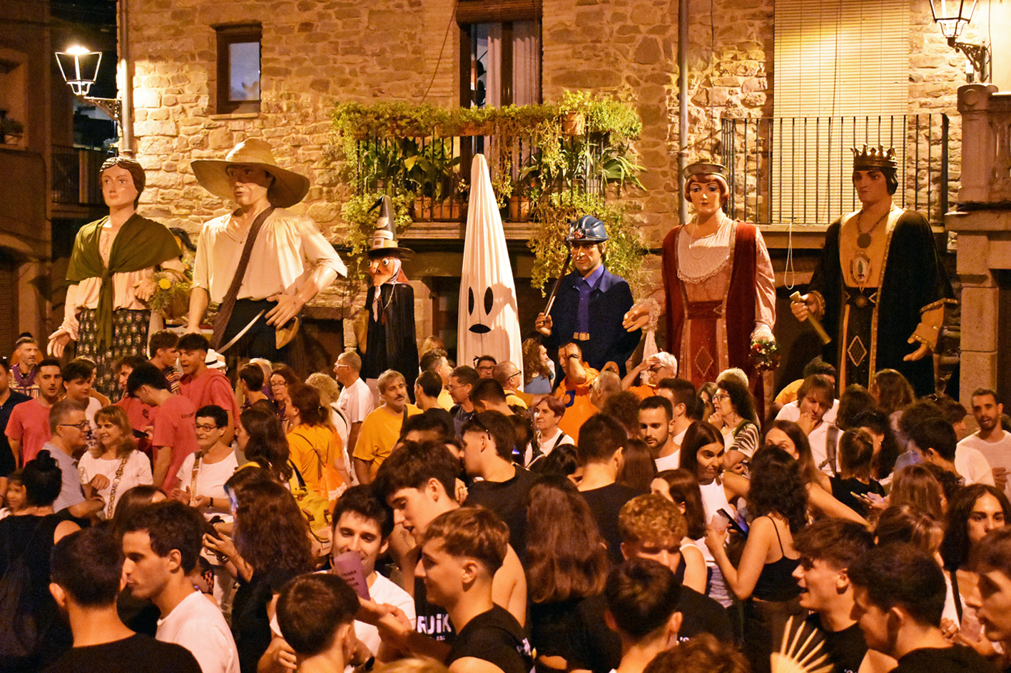 Gegants i gegantons a la plaÃ§a Major del Poble Vell durant la Trapellada de la Festa Major de SÃºria 2024.