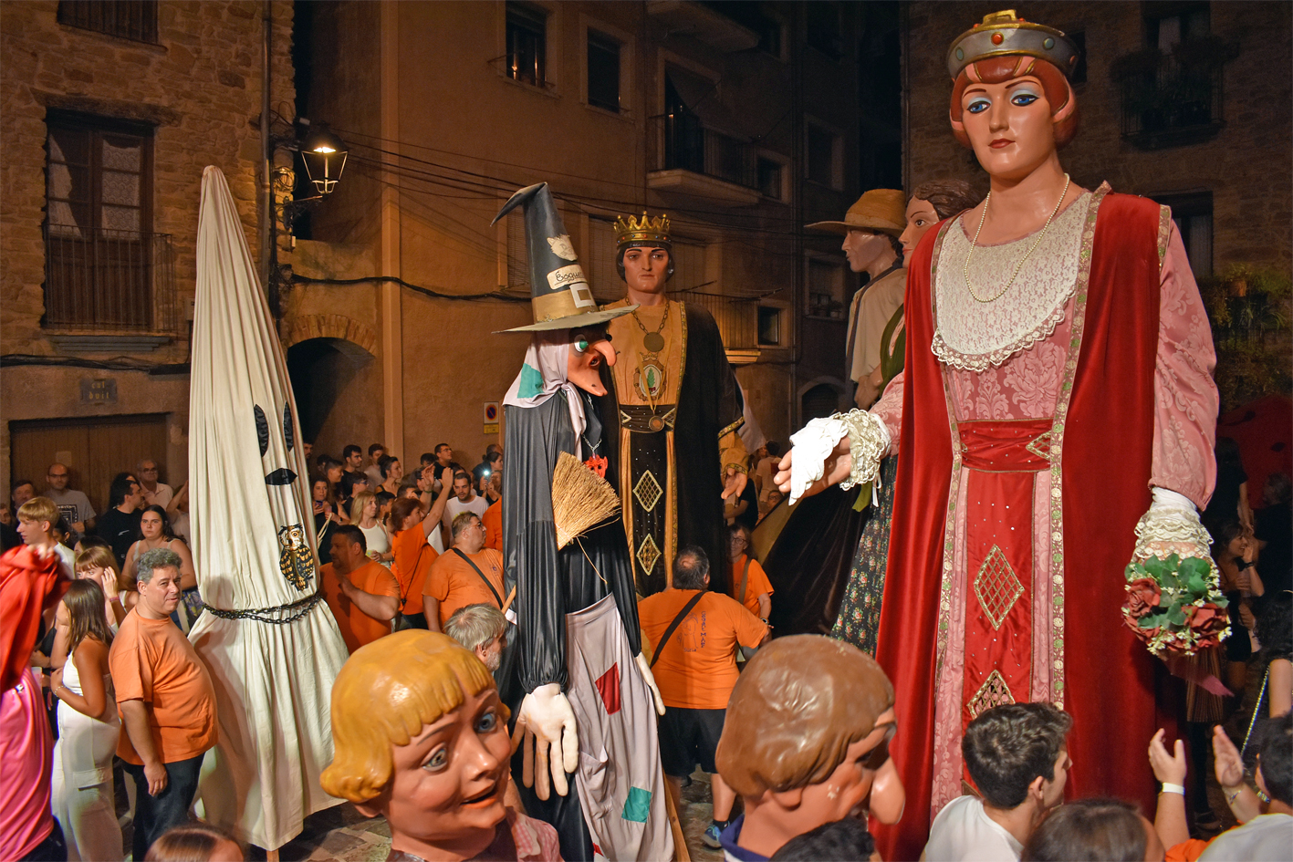 Ball conjunt de gegants i gegantons a la plaÃ§a Major del Poble Vell durant la Trapellada de la Festa Major de SÃºria 2024.