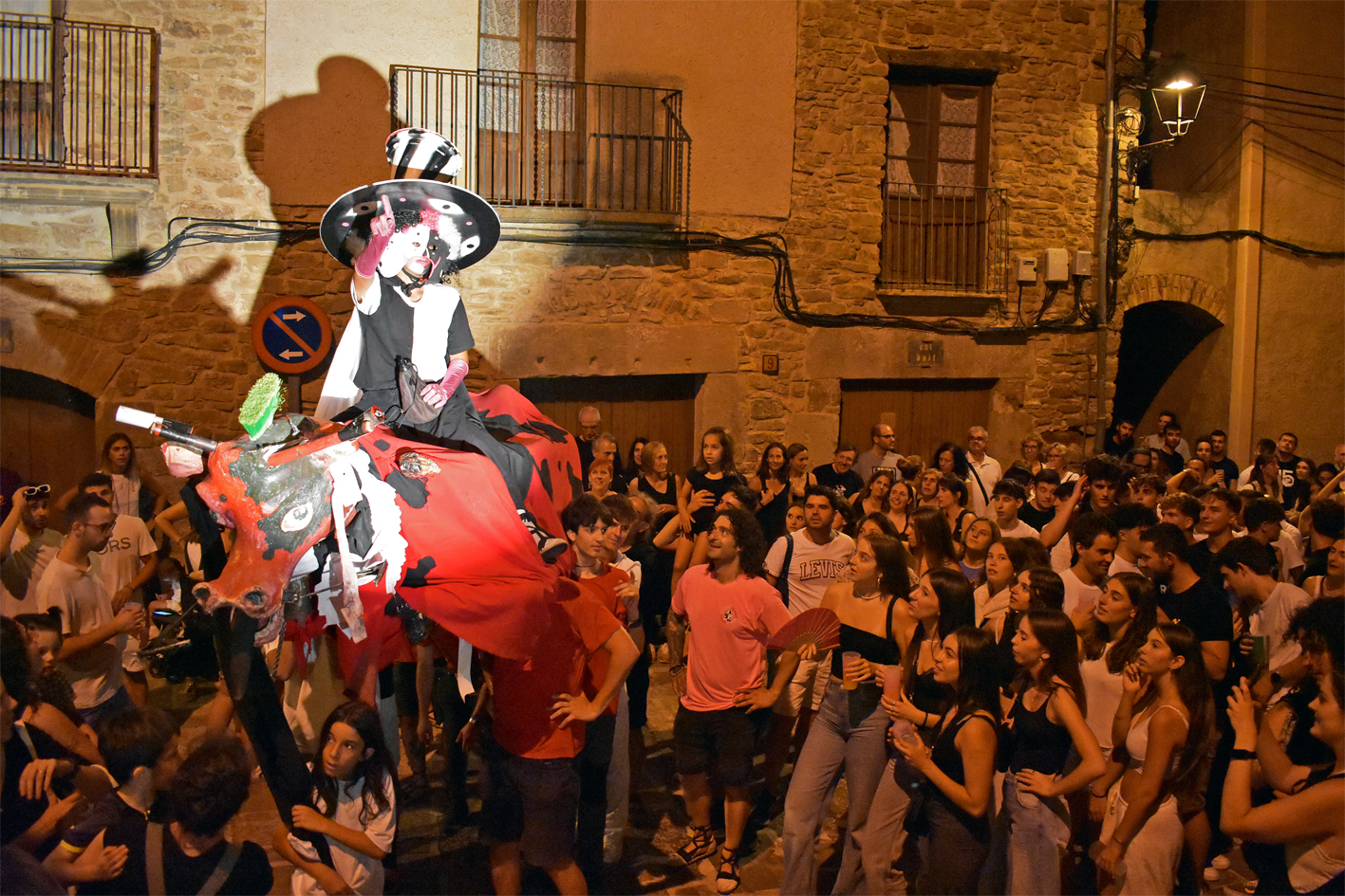 El Follet acomiada la festa a la plaÃ§a Major del Poble Vell durant la Trapellada de la Festa Major de SÃºria 2024.