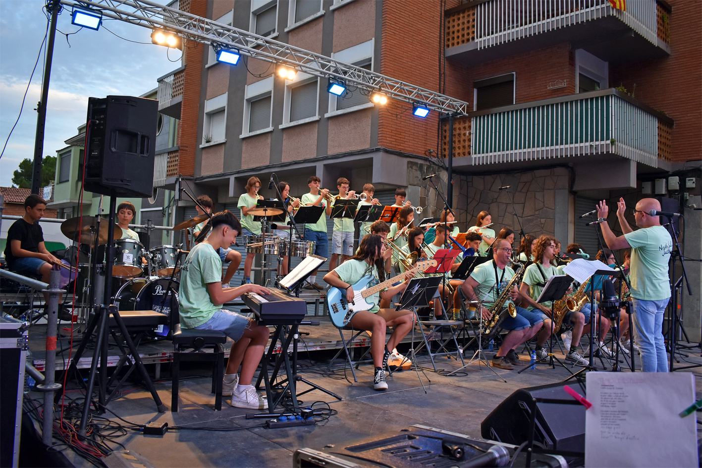 Concert de la Jazz Band NavÃ s-SÃºria al davant de la Casa de la Vila, durant la Festa Major de SÃºria 2024.