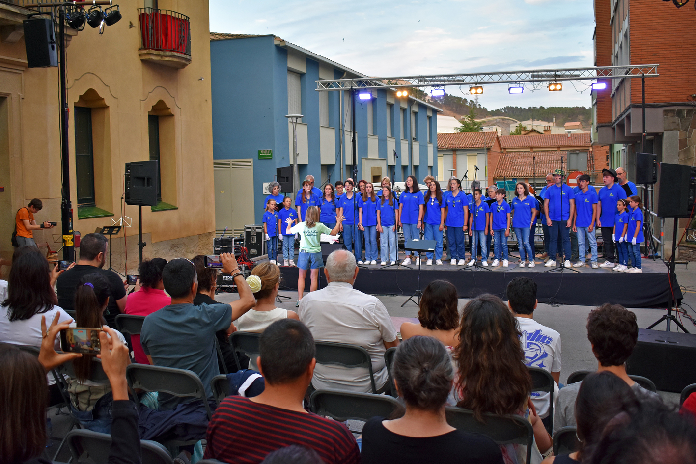 ActuaciÃ³ conjunta de la Coral SÃ²rissons de l'Escola Municipal de MÃºsica i la Coral Aurora de Mirandola (ItÃ lia) al davant de la Casa de la Vila, durant la Festa Major de SÃºria 2024.
