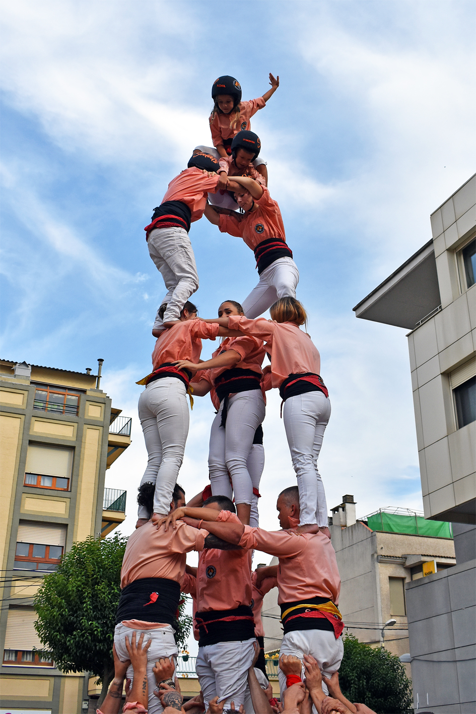 ActuaciÃ³ de la Colla Castellera Salats de SÃºria a la plaÃ§a de la Serradora, durant la Trobada Castellera de la Festa Major de SÃºria 2024.