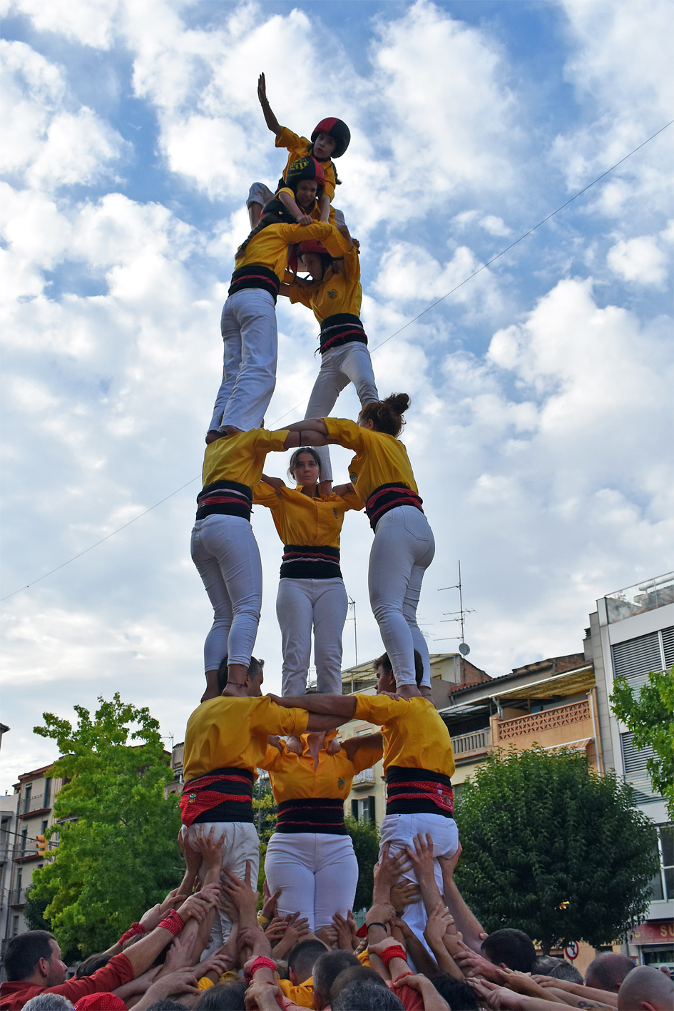 ActuaciÃ³ dels Castellers de Santpedor a la plaÃ§a de la Serradora, durant la Trobada Castellera de la Festa Major de SÃºria 2024.