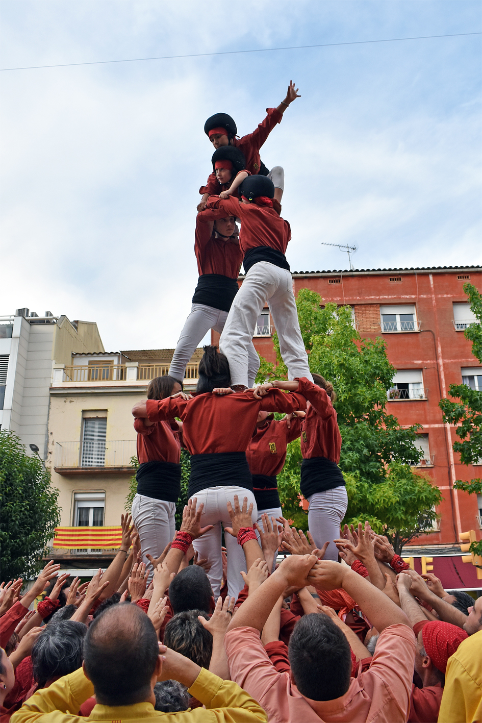 ActuaciÃ³ dels Castellers de Vacarisses a la plaÃ§a de la Serradora, durant la Trobada Castellera de la Festa Major de SÃºria 2024.