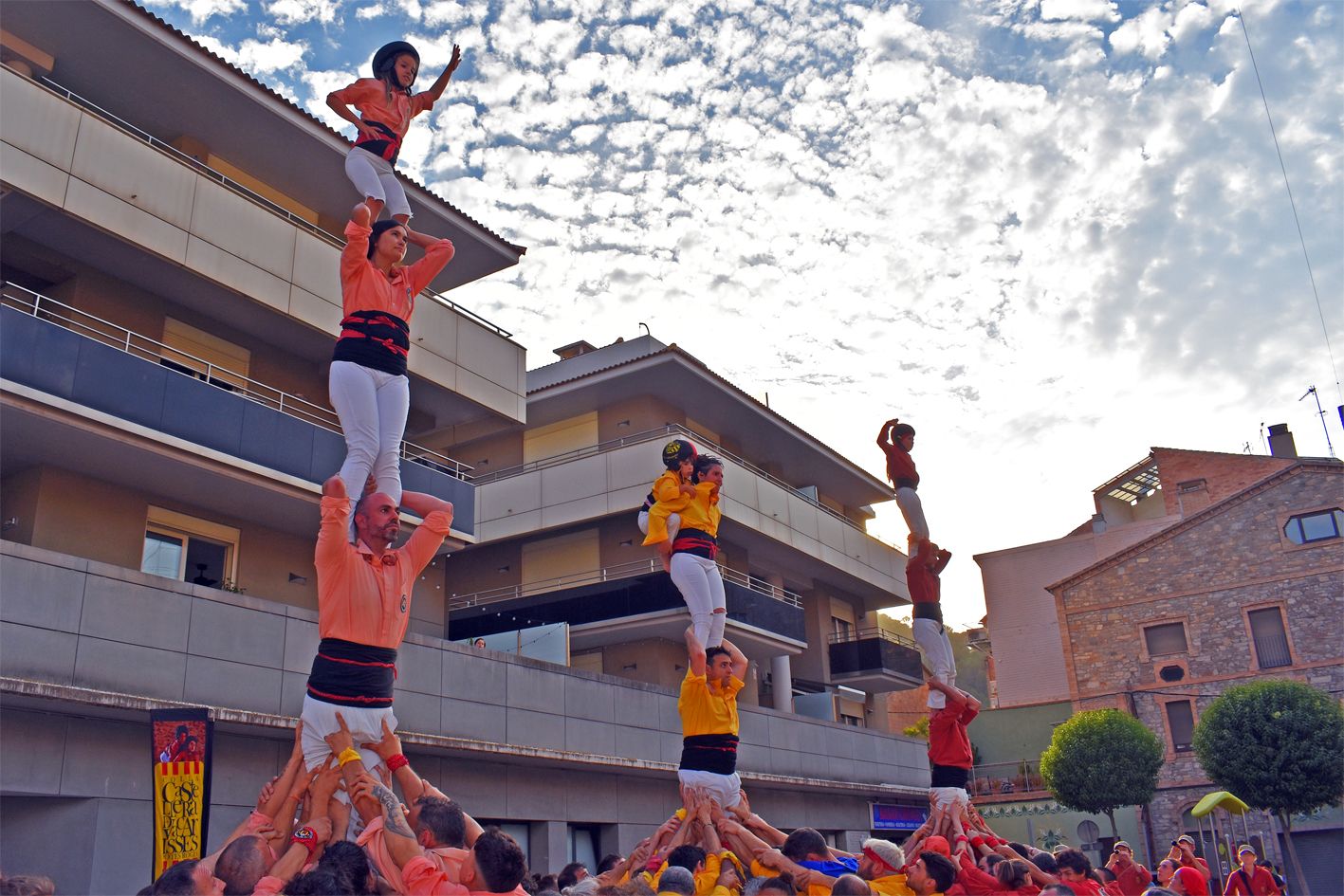 Pilars conjunts a la plaÃ§a de la Serradora, en la cloenda de la Trobada Castellera de la Festa Major de SÃºria 2024.