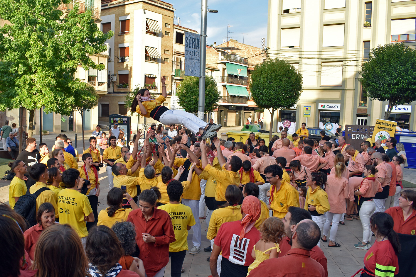 Ambient a la plaÃ§a de la Serradora desprÃ©s de la Trobada Castellera de la Festa Major de SÃºria 2024.