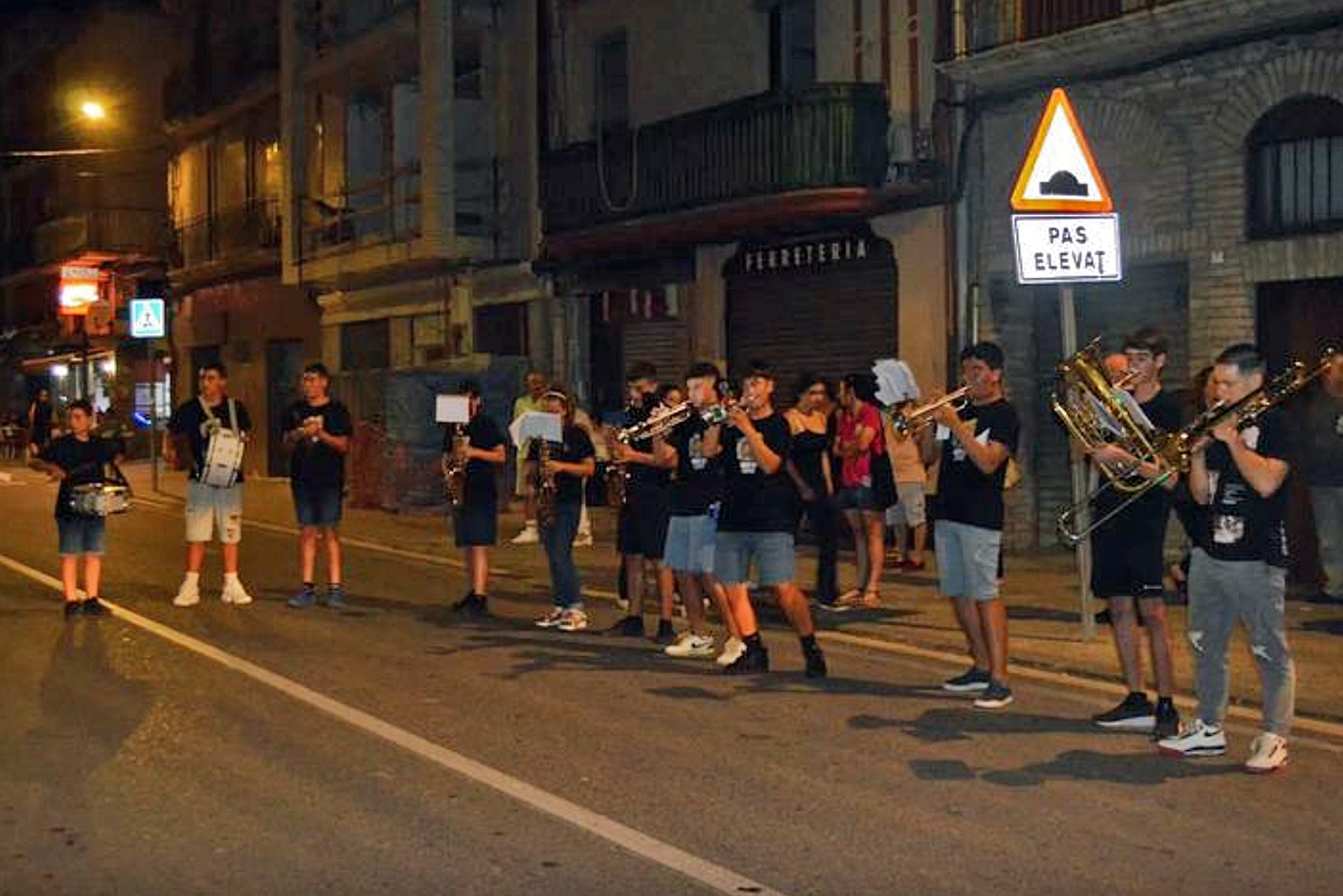 Cercavila nocturna de la xaranga Binbonband, dins de la Festa Major de SÃºria 2024 (signatura de la foto: Binbonband).