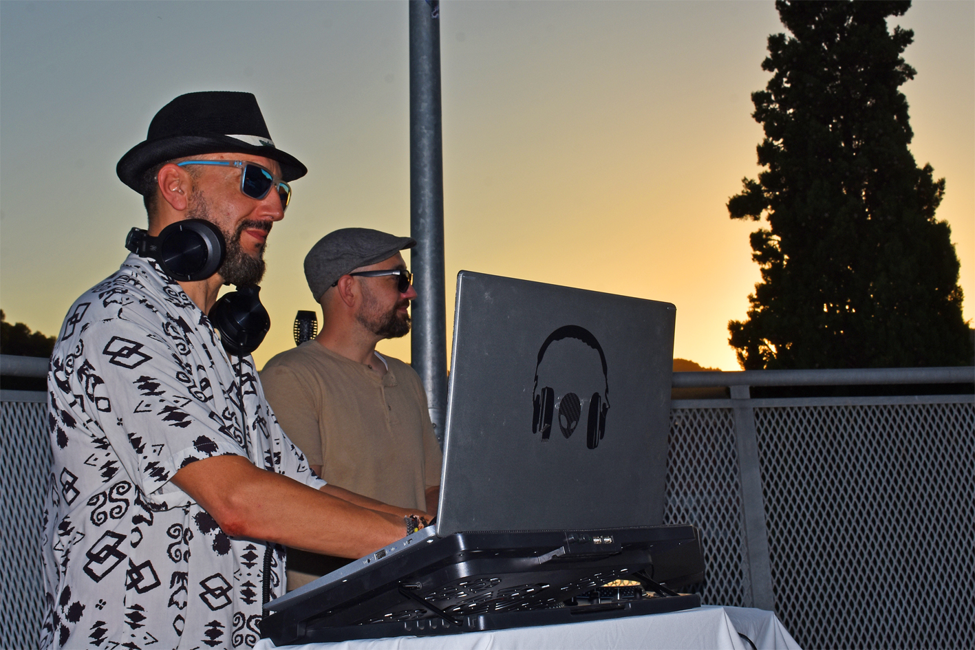 SessiÃ³ musical durant la posta de sol amb DJ Gian a la Bateria del Poble Vell, dins de la Festa Major de SÃºria 2024.