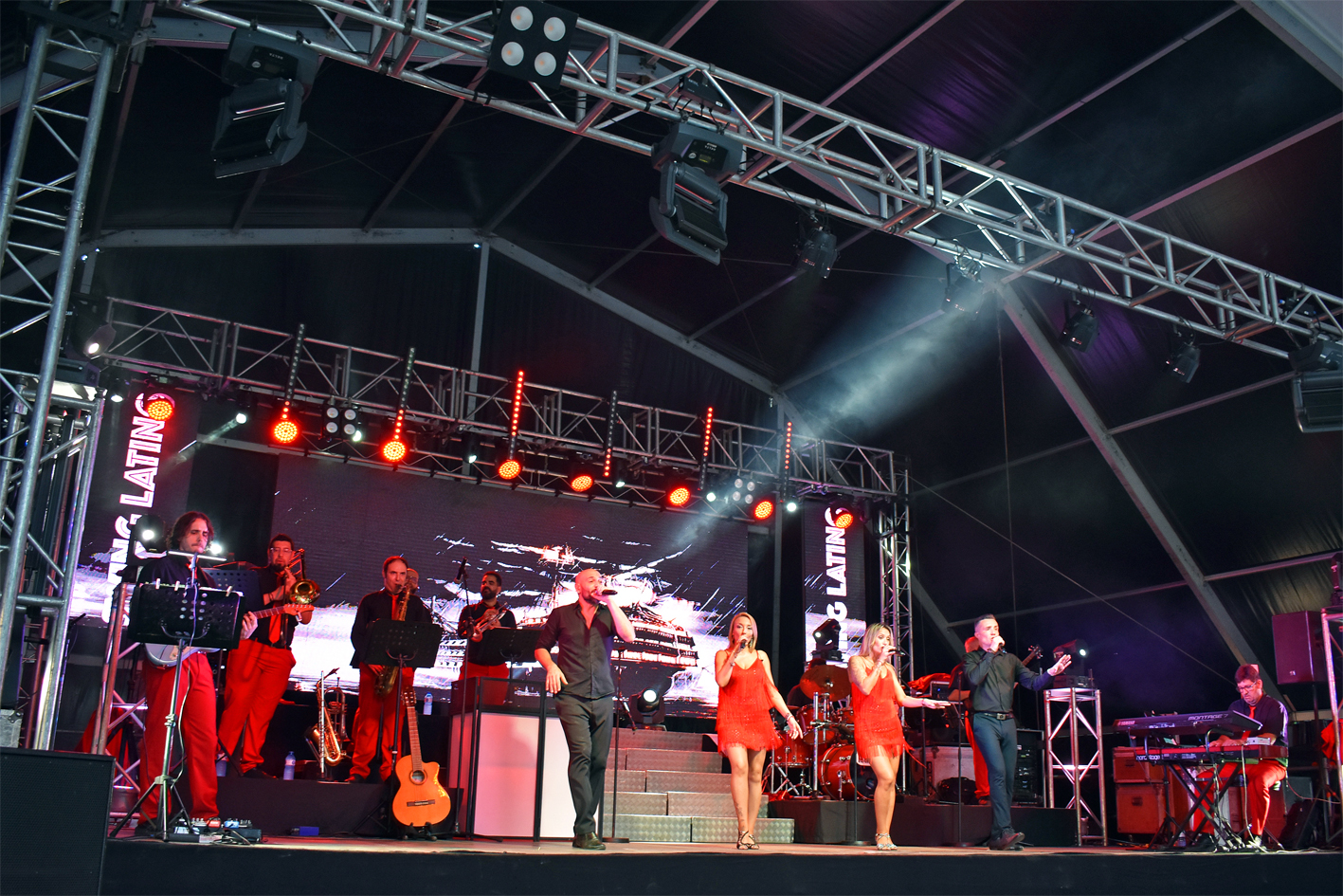 Ball amb lâ€™orquestra Swing Latino a lâ€™envelat de la plaÃ§a de Sant Joan, dins de la Festa Major de SÃºria 2024. 
