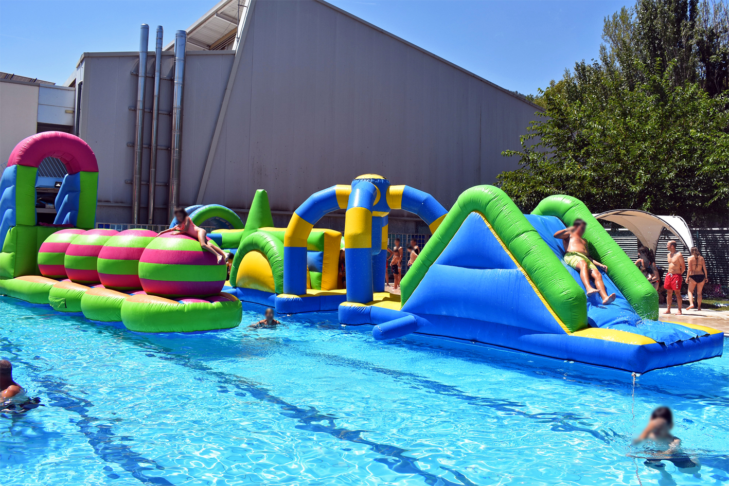 Inflables aquÃ tics a la Piscina Municipal, dins de la Festa Major de SÃºria 2024. 