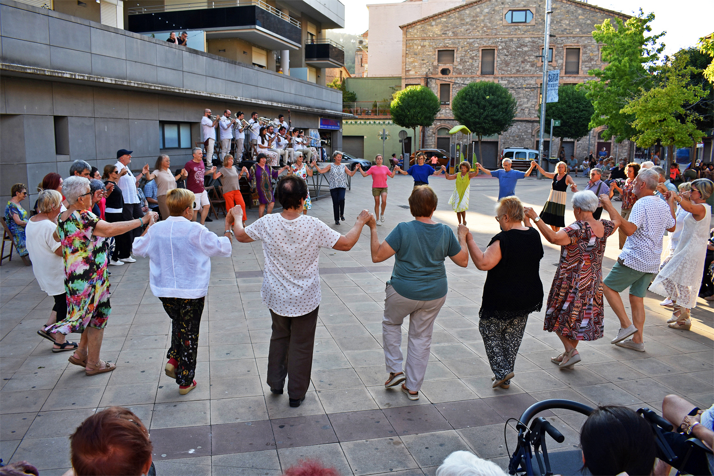 Ballada de sardanes amb la Cobla Vila d'Olesa a la plaÃ§a de la Serradora, dins de la Festa Major de SÃºria 2024.