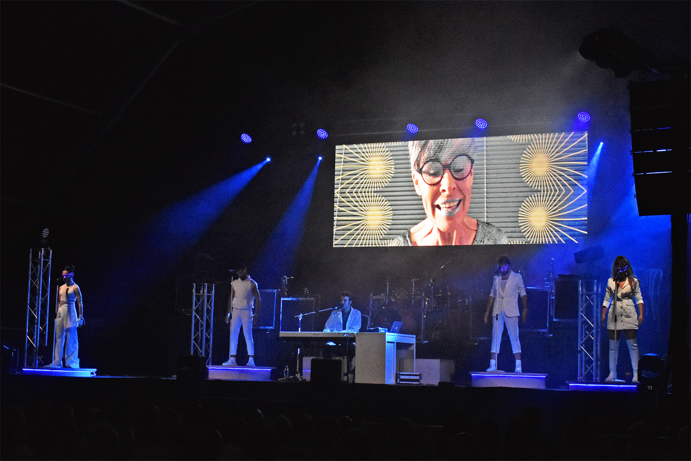 Escena de lâ€™espectacle musical 'Tuelf Pointsâ€™, basat en les canÃ§ons del festival dâ€™EurovisiÃ³, dins de la Festa Major de SÃºria 2024.