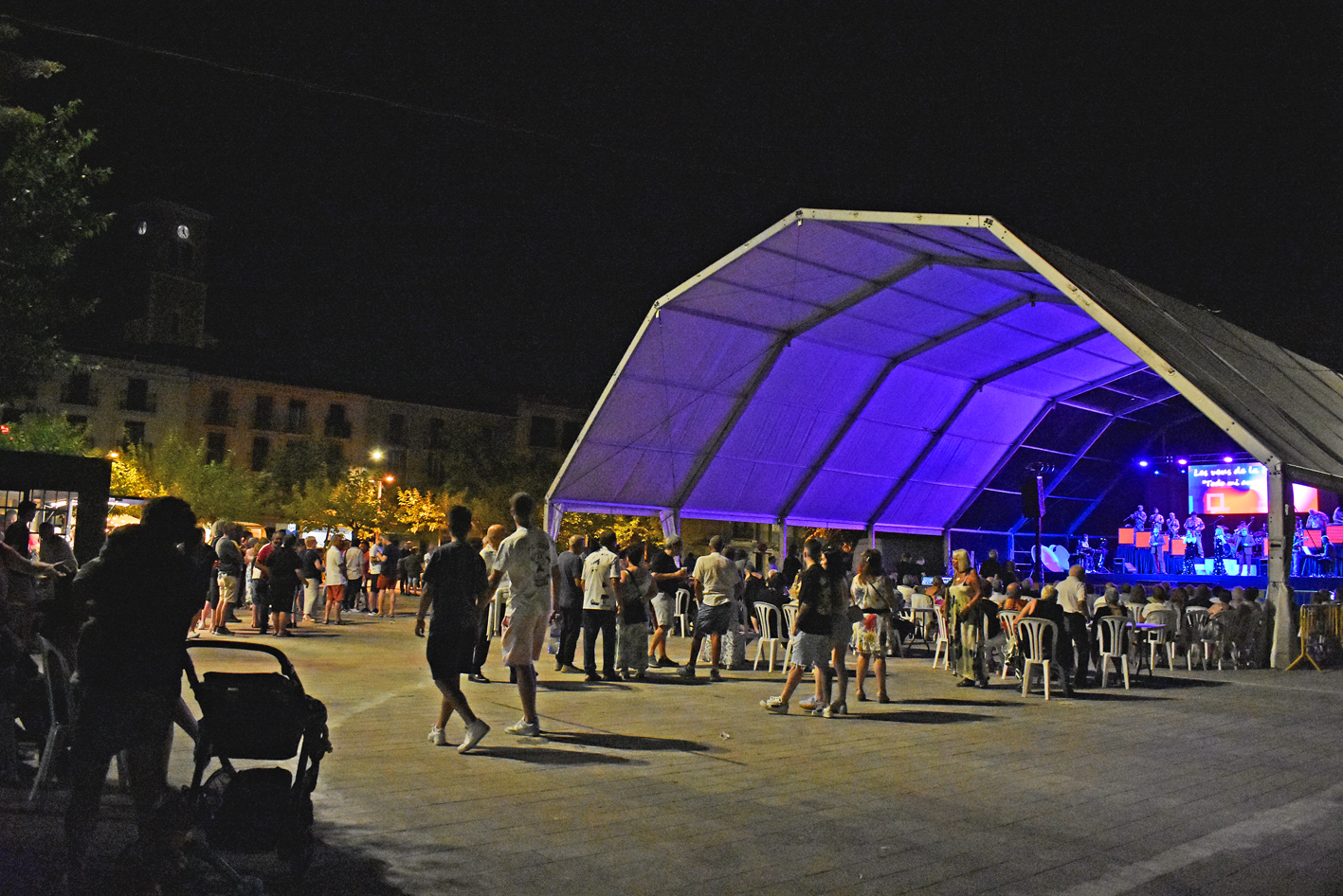 Ambient del darrer ball de nit de la Festa Major de SÃºria 2024, a lâ€™envelat de la plaÃ§a de Sant Joan.