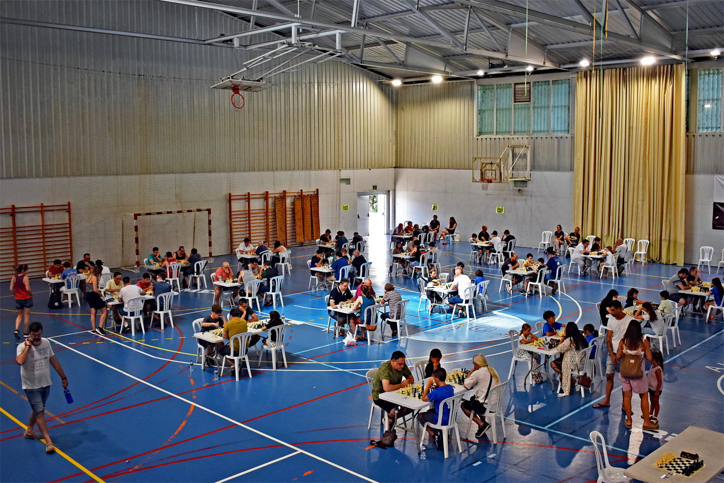 Imatge del 4t Torneig d'Escacs Actius-Memorial Joaquim Català, al Pavelló Municipal d'Esports.