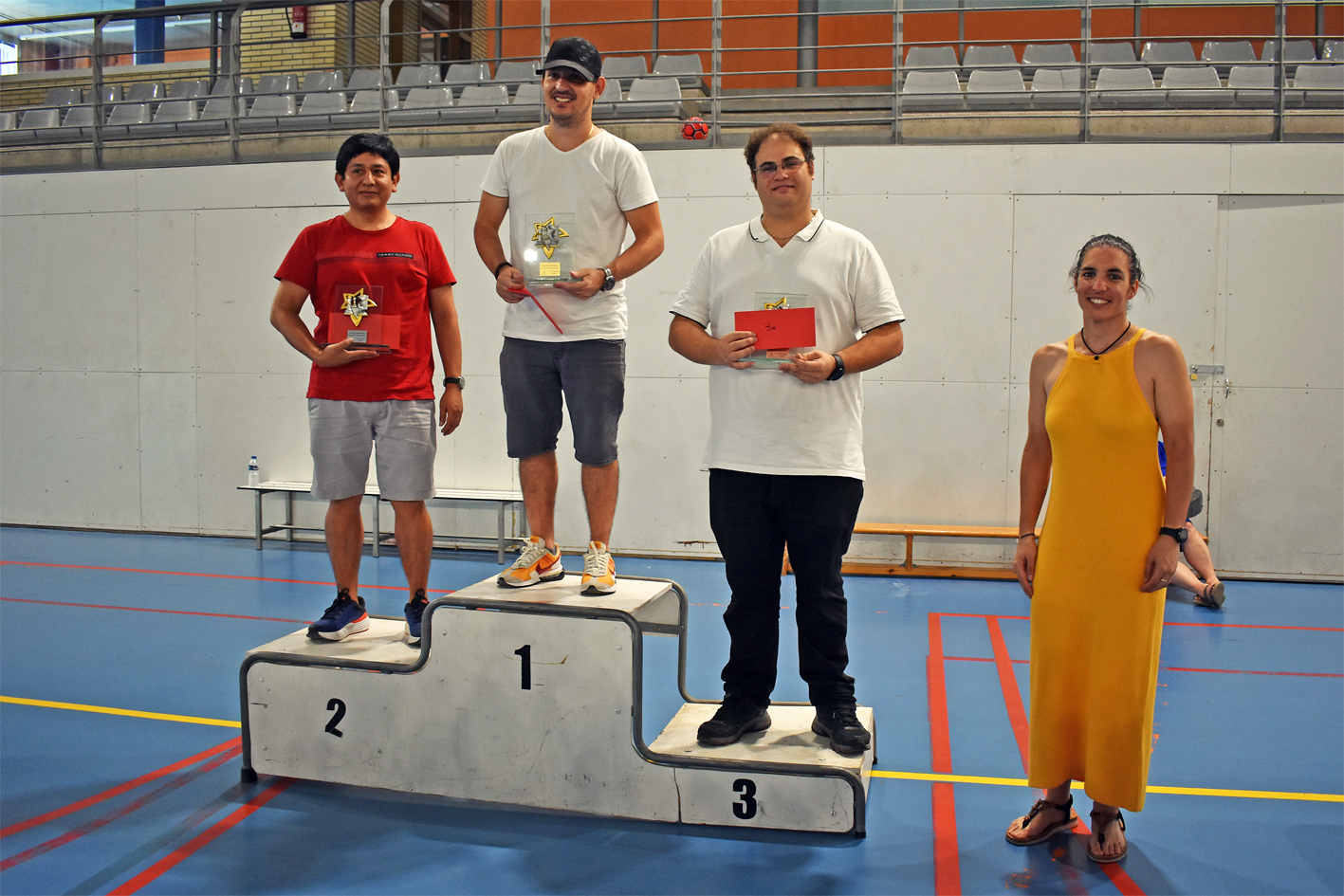 Primers classificats del 4t Torneig d'Escacs Actius-Memorial Joaquim Català, amb la regidora d'Esports, Alba Martínez.