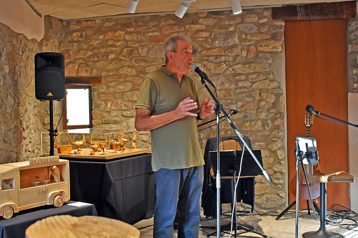 El surienc Paco Cabrillana parla en la inauguraciÃ³ de lâ€™exposiciÃ³ 'Ã€nimes de bosc i joguines de fusta de LluÃ­s Vila i Paco Cabrillana' a la sala Cal Balaguer del Porxo, dins del programa de lâ€™Onze de Setembre a SÃºria.