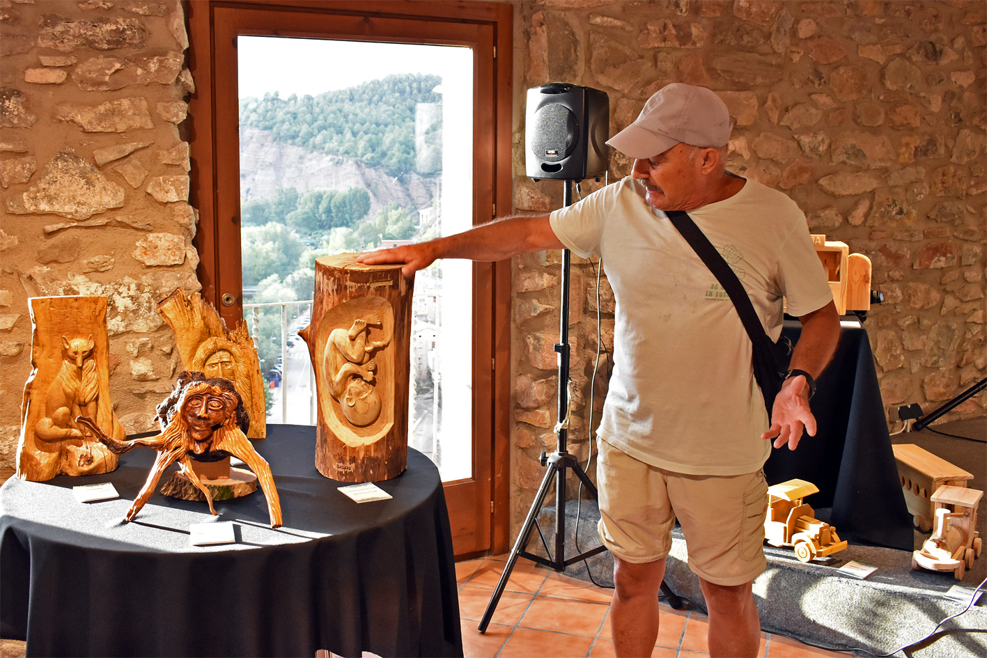 El callussenc LluÃ­s Vila parla en la inauguraciÃ³ de lâ€™exposiciÃ³ 'Ã€nimes de bosc i joguines de fusta de LluÃ­s Vila i Paco Cabrillana' a la sala Cal Balaguer del Porxo, dins del programa de lâ€™Onze de Setembre a SÃºria.