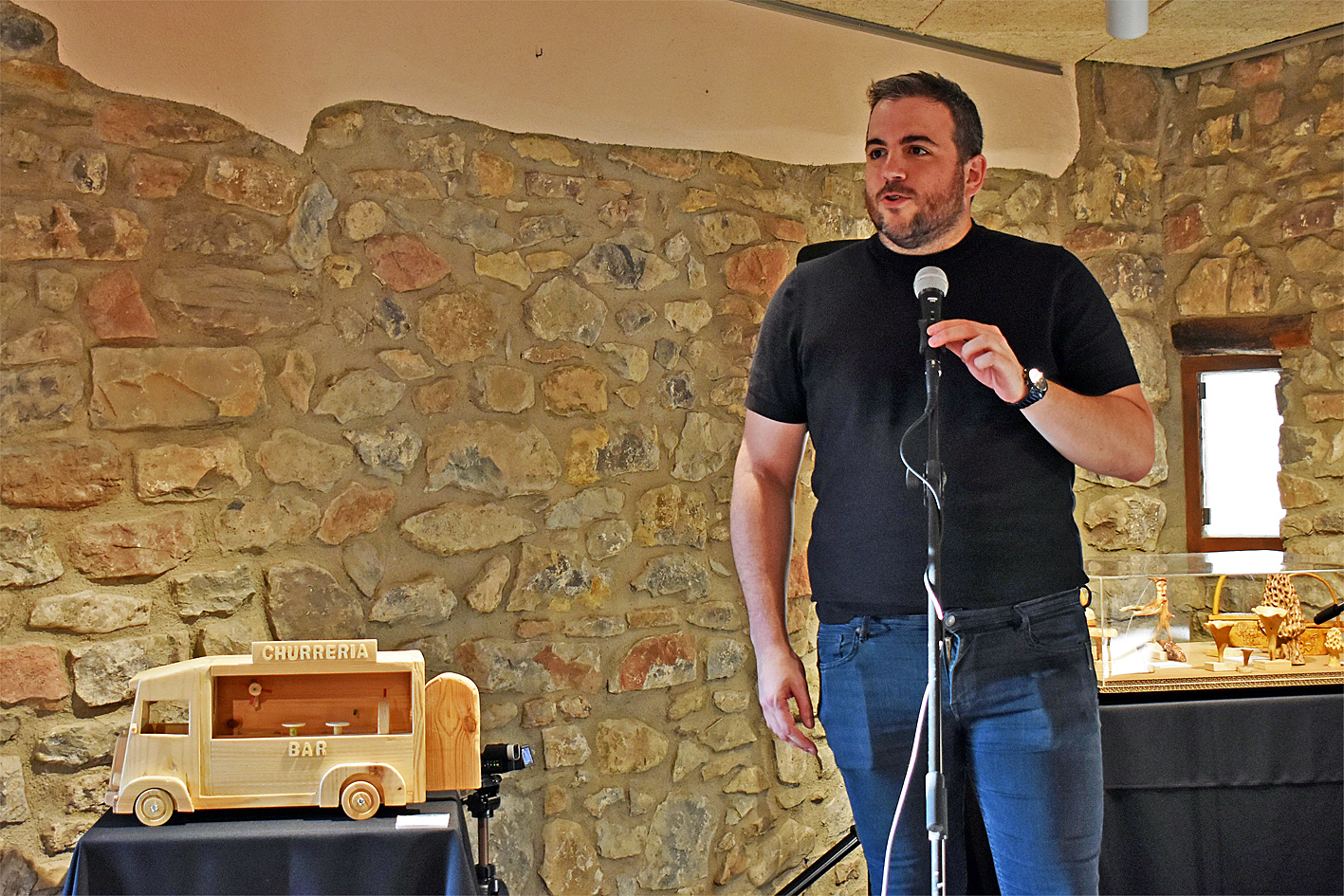 Lâ€™alcalde Albert CoberÃ³ parla en la inauguraciÃ³ de lâ€™exposiciÃ³ 'Ã€nimes de bosc i joguines de fusta de LluÃ­s Vila i Paco Cabrillana' a la sala Cal Balaguer del Porxo, dins del programa de lâ€™Onze de Setembre a SÃºria.
