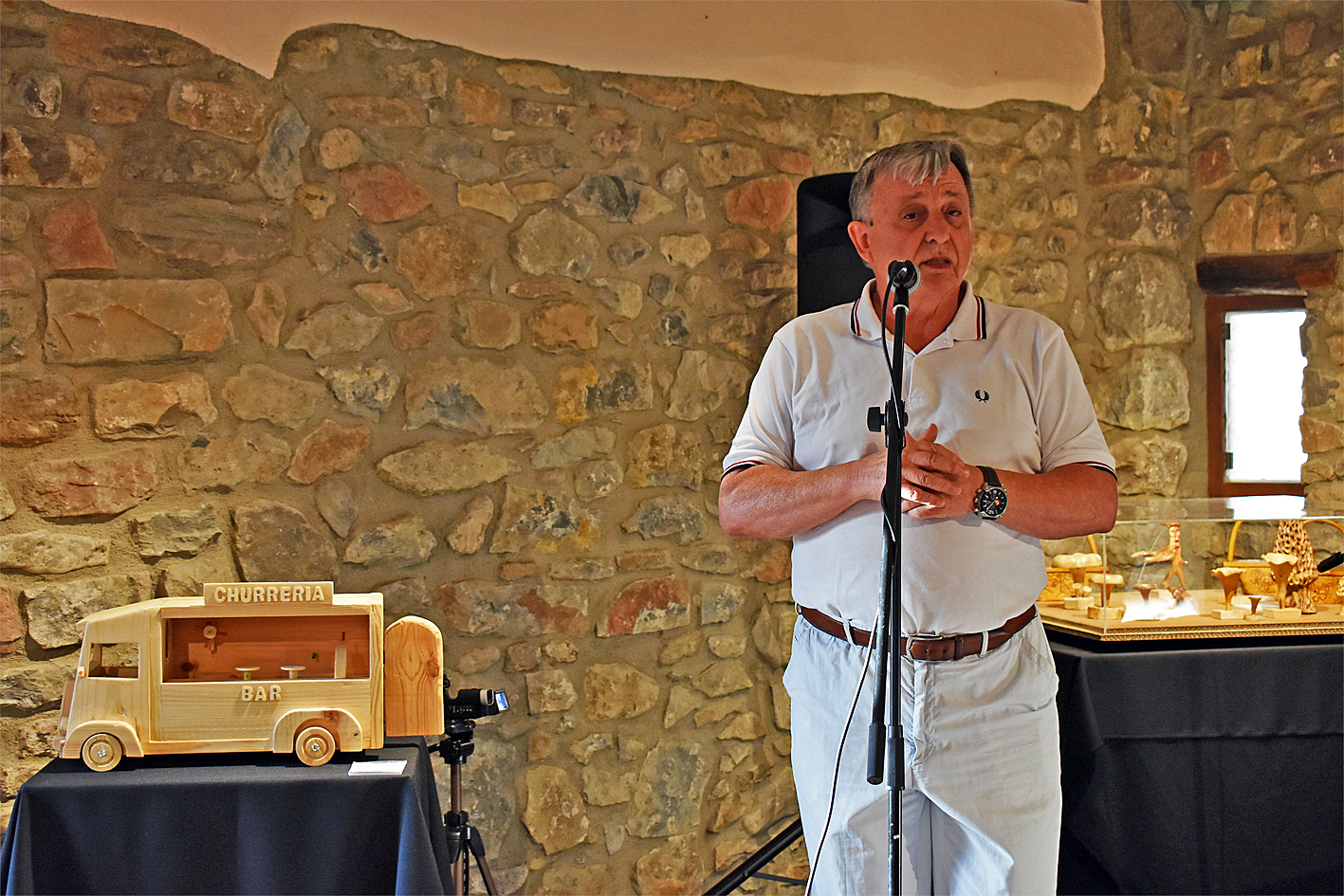 El regidor de Cultura, Albert FÃ brega, parla en la inauguraciÃ³ de lâ€™exposiciÃ³ 'Ã€nimes de bosc i joguines de fusta de LluÃ­s Vila i Paco Cabrillana' a la sala Cal Balaguer del Porxo, dins del programa de lâ€™Onze de Setembre a SÃºria.