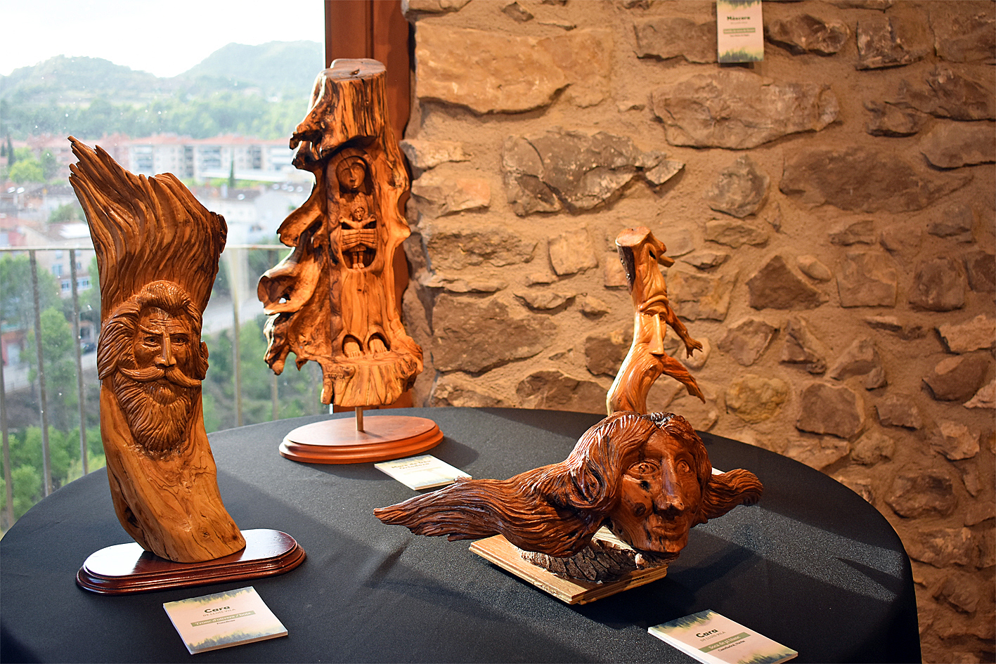 Obres de lâ€™exposiciÃ³ 'Ã€nimes de bosc i joguines de fusta de LluÃ­s Vila i Paco Cabrillana', inaugurada a la sala Cal Balaguer del Porxo dins del programa de lâ€™Onze de Setembre a SÃºria.