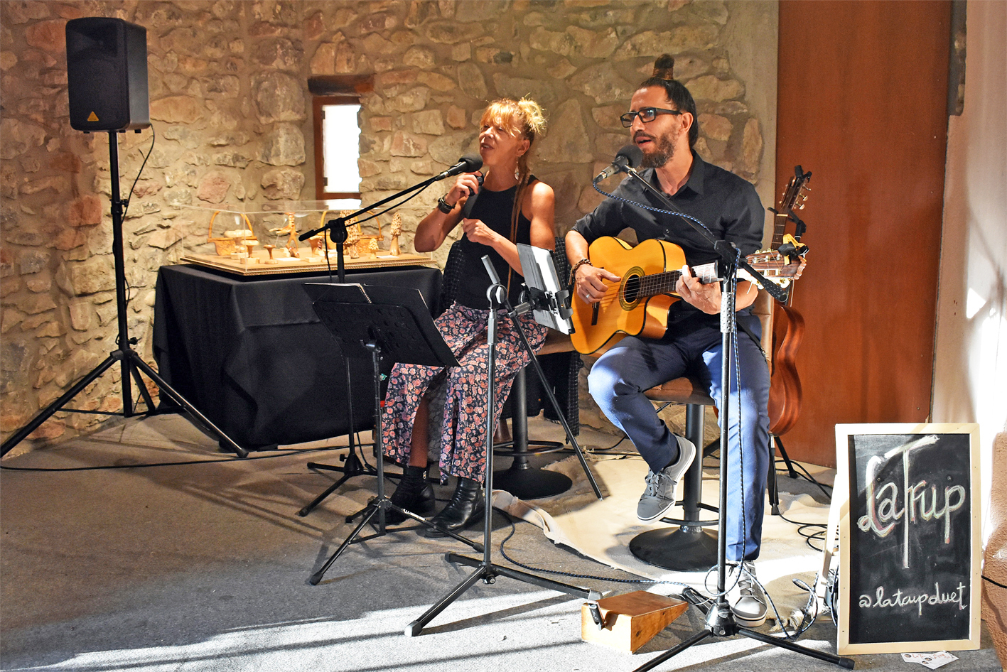 ActuaciÃ³ musical de LaTrup Duet durant la inauguraciÃ³ de lâ€™exposiciÃ³ 'Ã€nimes de bosc i joguines de fusta de LluÃ­s Vila i Paco Cabrillana' a la sala Cal Balaguer del Porxo, dins del programa de lâ€™Onze de Setembre a SÃºria.