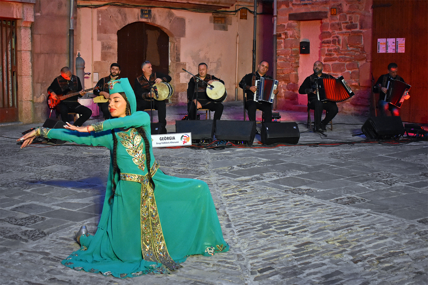 ActuaciÃ³ del grup Khorumi de GeÃ²rgia a la plaÃ§a Major del Poble Vell, dins del programa de les Jornades Internacionals FolklÃ²riques de Catalunya i de lâ€™Onze de Setembre 2024 a SÃºria.