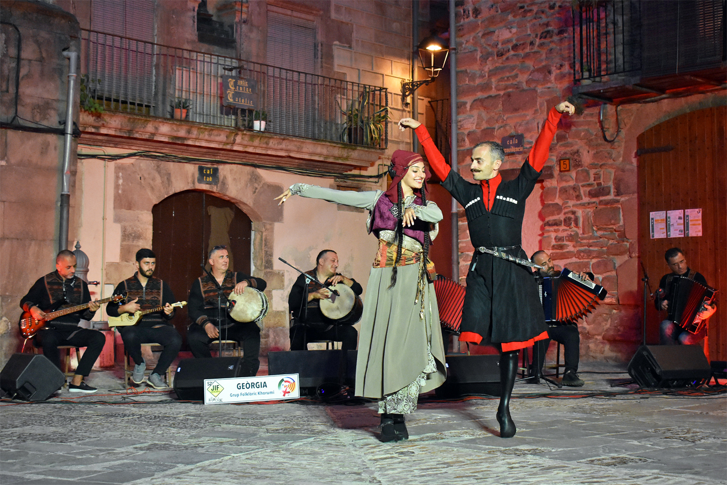 ActuaciÃ³ del grup Khorumi de GeÃ²rgia a la plaÃ§a Major del Poble Vell, dins del programa de les Jornades Internacionals FolklÃ²riques de Catalunya i de lâ€™Onze de Setembre 2024 a SÃºria.