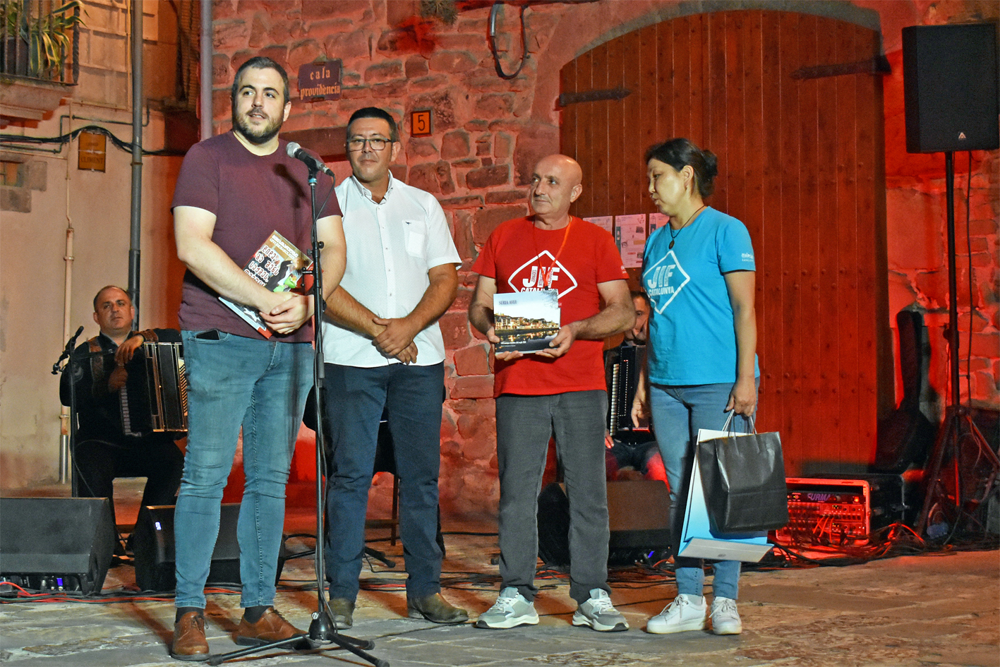 Lâ€™alcalde Albert CoberÃ³ parla al costat de representants dâ€™Adifolk i del grup Khorumi de GeÃ²rgia a la plaÃ§a Major del Poble Vell, dins del programa de les Jornades Internacionals FolklÃ²riques de Catalunya i de lâ€™Onze de Setembre 2024 a SÃºria.