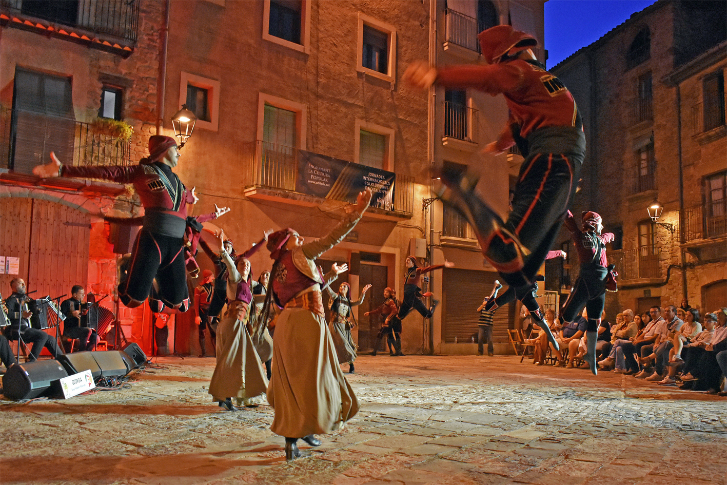 ActuaciÃ³ del grup Khorumi de GeÃ²rgia a la plaÃ§a Major del Poble Vell, dins del programa de les Jornades Internacionals FolklÃ²riques de Catalunya i de lâ€™Onze de Setembre 2024 a SÃºria.