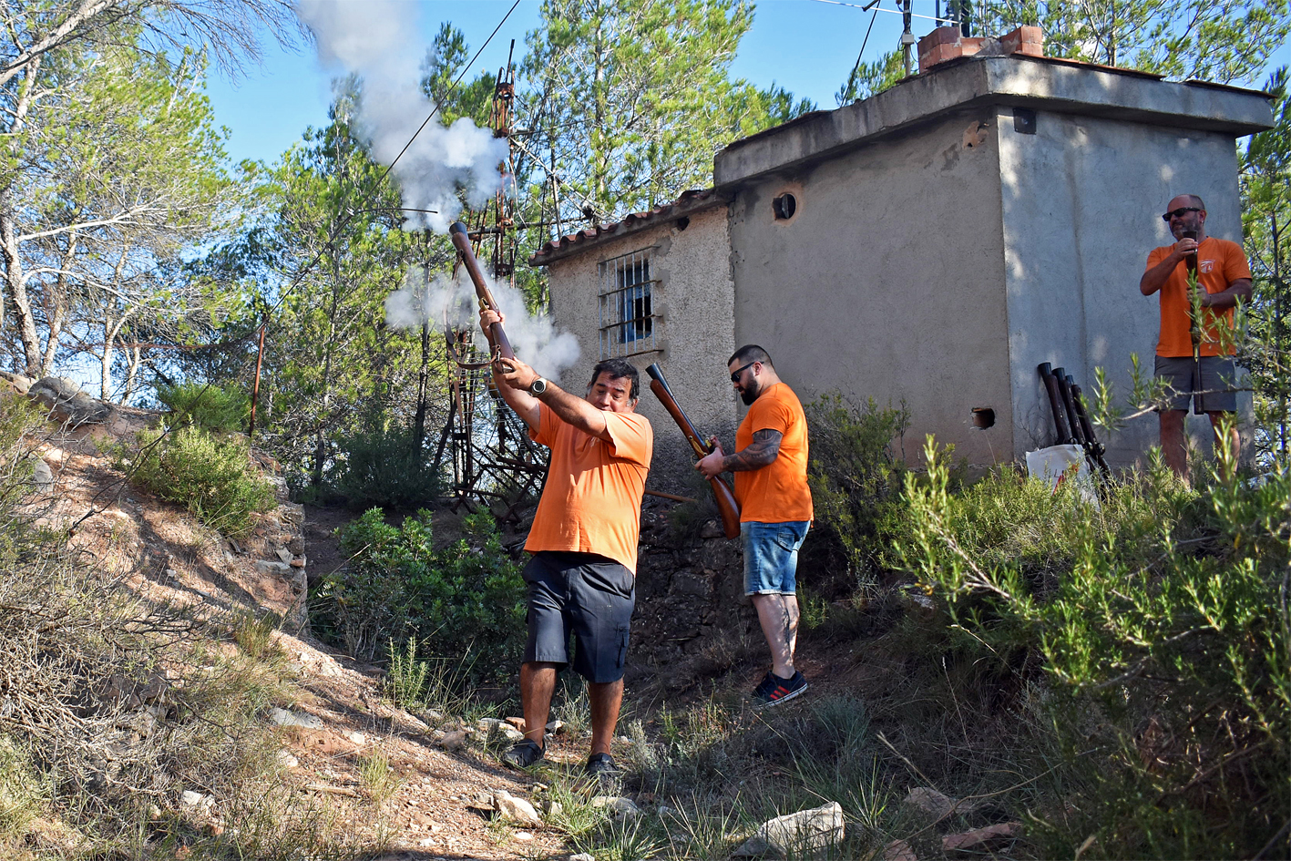 Galejada dels Trabucaires del Tro Gros durant lâ€™acte dâ€™hissada de la Senyera a la Torre, dins del programa de lâ€™Onze de Setembre 2024 a SÃºria.