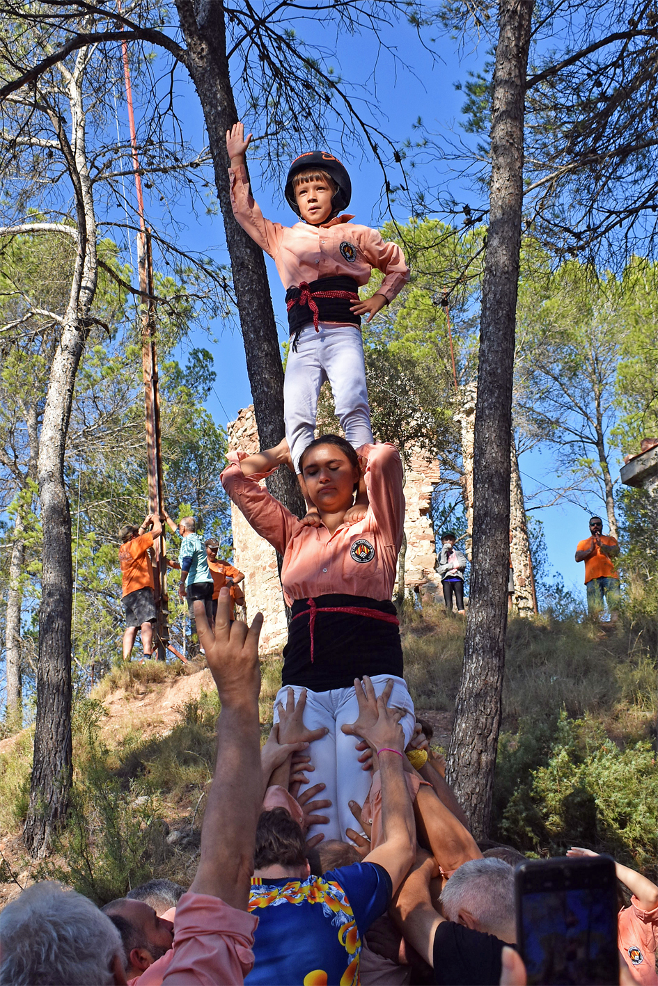 Pilar de la Colla Castellera Salats durant lâ€™acte dâ€™hissada de la Senyera a la Torre, dins del programa de lâ€™Onze de Setembre 2024 a SÃºria.
