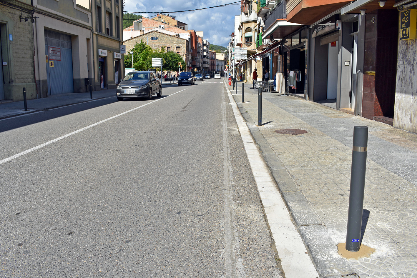 L'Ajuntament instal·la pilones a la travessia urbana per evitar l'estacionament de vehicles sobre les voreres 