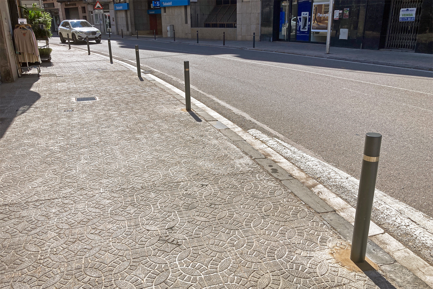 Noves pilones instal·lades al carrer Salvador Vancell, a la travessia urbana de Súria.