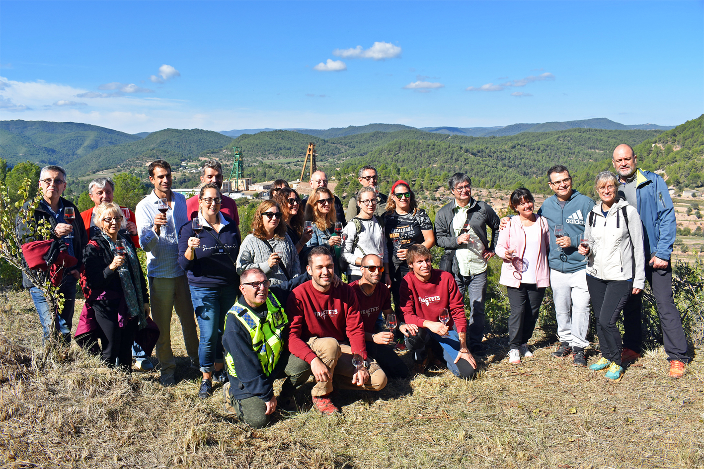Foto de grup de les persones participants en la visita a les vinyes d'Els Tractets, dins de les activitats de la Festa de la Verema del Bages.