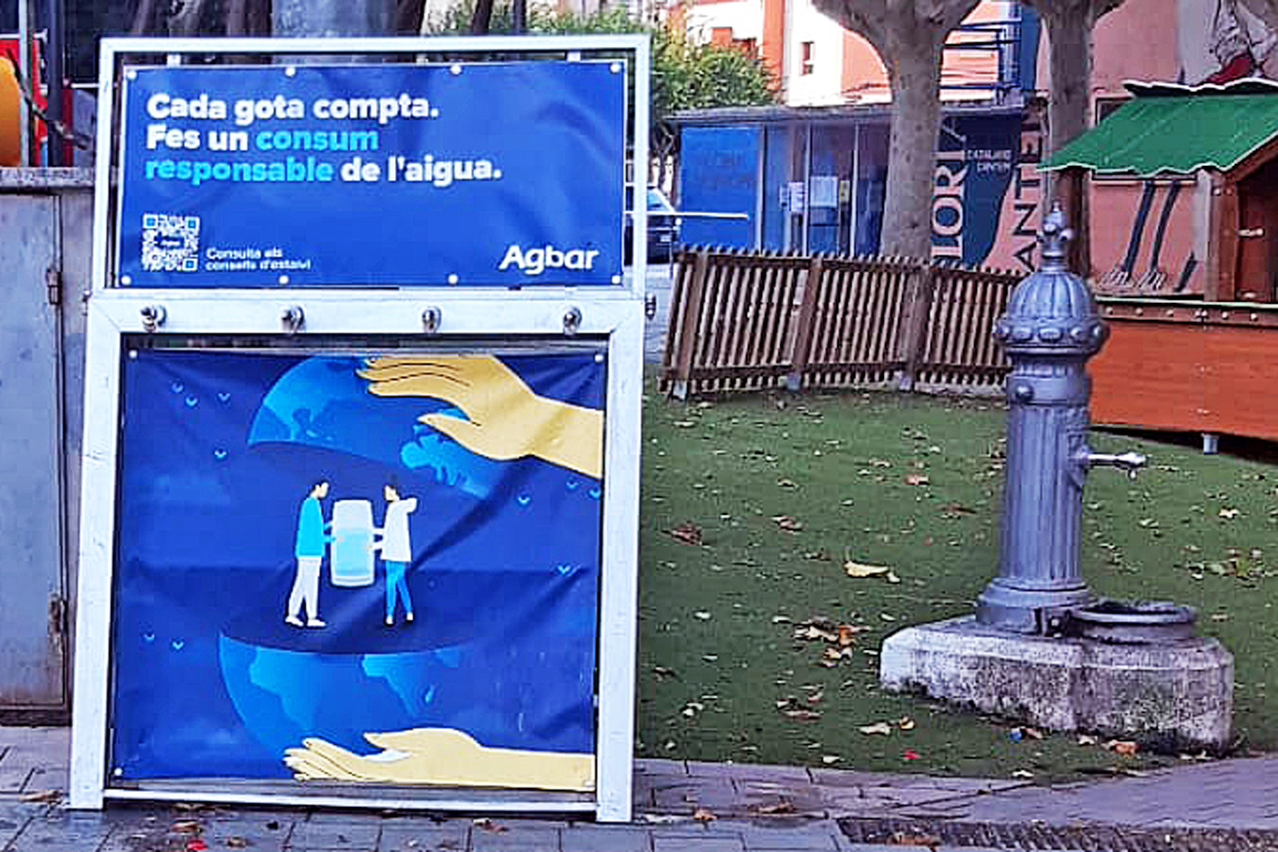 Dispositiu de distribució d'aigua per a l'alumnat participant en el Parc Infantil de Trànsit a la plaça de Sant Joan.