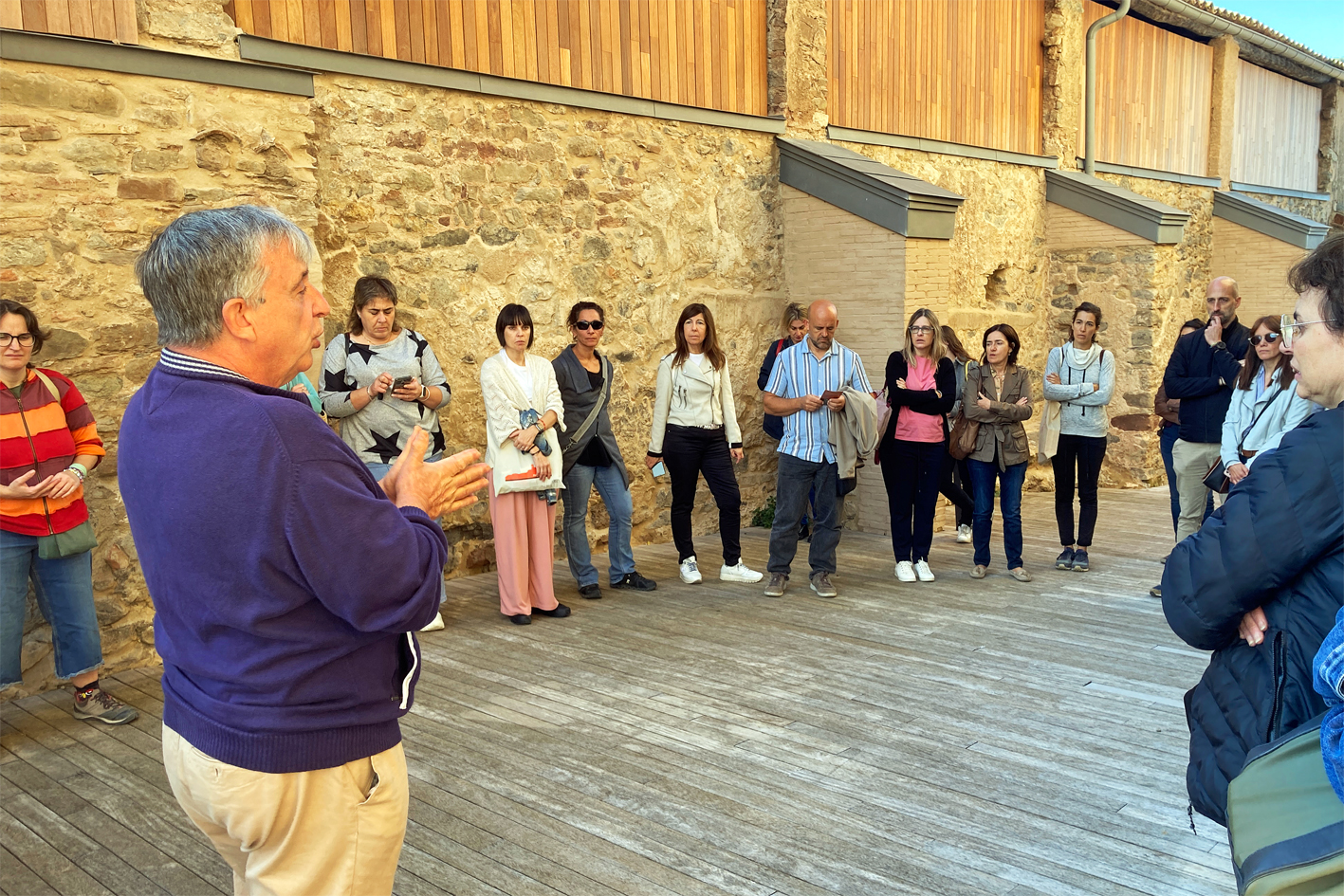 El regidor de Turisme, Albert Fàbrega, parla als representants dels Punts d'Informació Turística del Bages i del Geoparc durant la visita al Castell de Súria.
