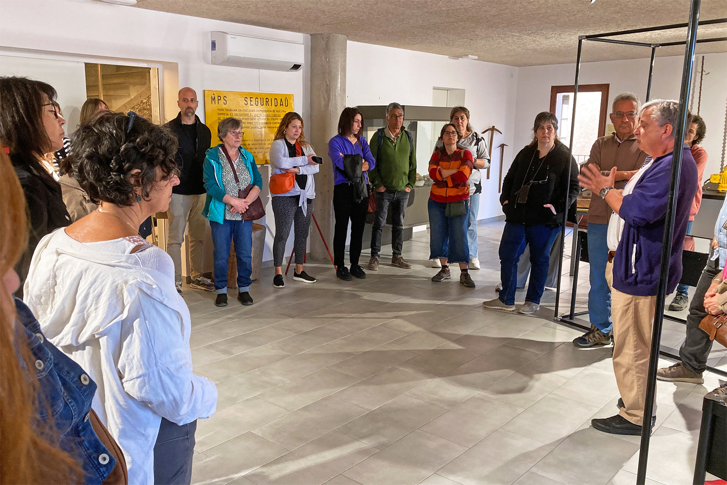 Octubre de 2024 - El regidor de Turisme, Albert FÃ brega, parla als representants dels Punts d'InformaciÃ³ TurÃ­stica del Bages i del Geoparc durant una visita al centre d'interpretaciÃ³ del Museu de la Mineria.