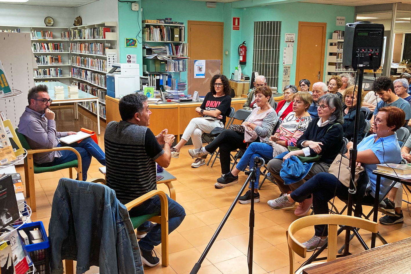 Trobada del Club de Lectura de la Biblioteca Pública amb l'escriptor Martí Gironell sobre la seva novel·la 'El fabricant de records', premi Prudenci Bertrana 2022, amb el conductor de la tertúlia, Ramon Garcia.