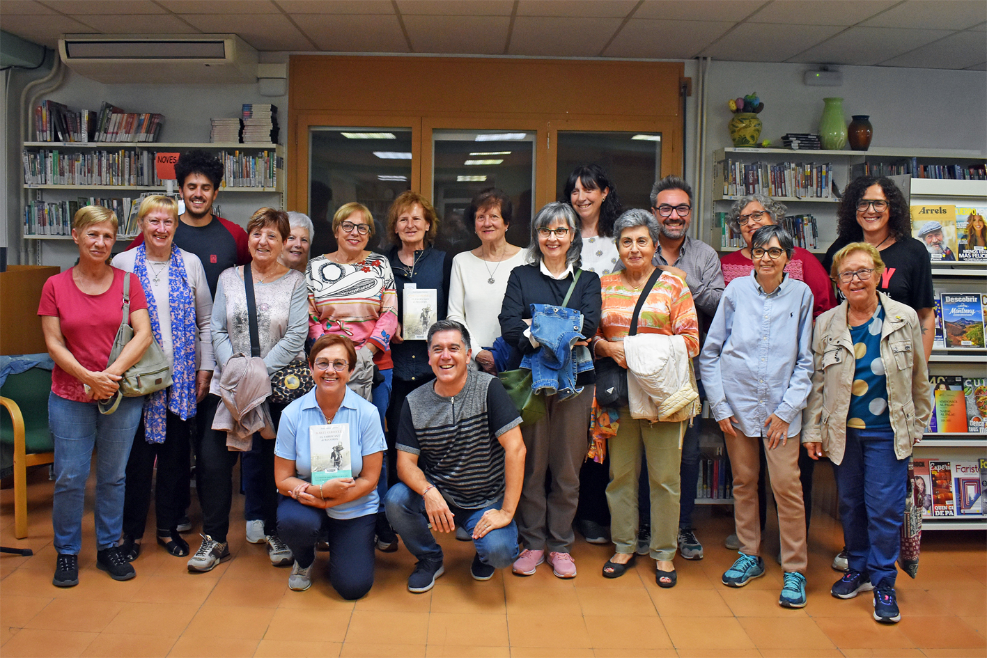 Foto de grup del Club de Lectura de la Biblioteca Pública amb l'escriptor Martí Gironell.