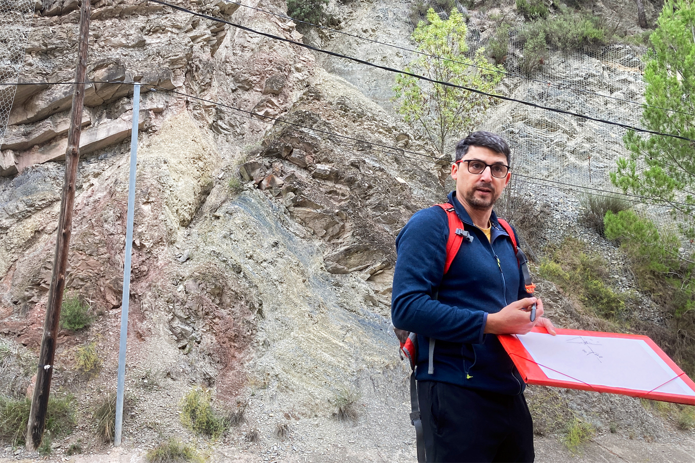 El geòleg Carles Fàbrega parla durant l'itinerari geològic de les Jornades Europees del Patrimoni, a l'entorn de l'anticlinal de Migmón.