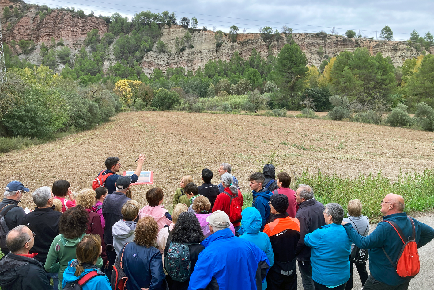 El geòleg Carles Fàbrega parla durant l'itinerari geològic de les Jornades Europees del Patrimoni, a l'entorn de l'aflorament de la Sucova.