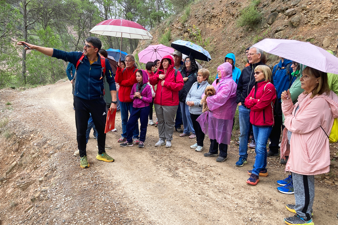El geòleg Carles Fàbrega parla durant l'itinerari geològic de les Jornades Europees del Patrimoni, a l'entorn de l'anticlinal de Coaner.